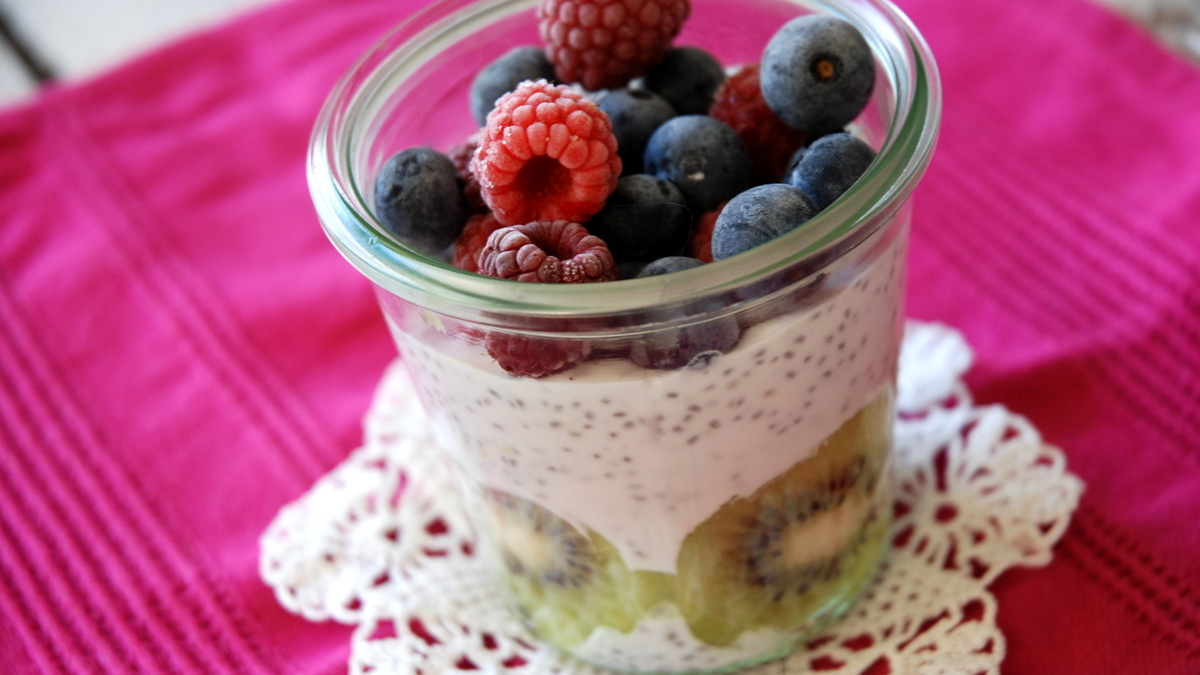 Pudding z mleka kokosowego, nasionami chia z dodatkiem owoców Kuchnia