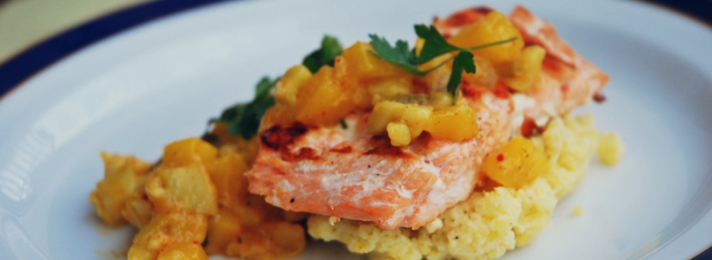 Łosoś grillowany z salsą z mango i awokado podany z kaszą jaglaną