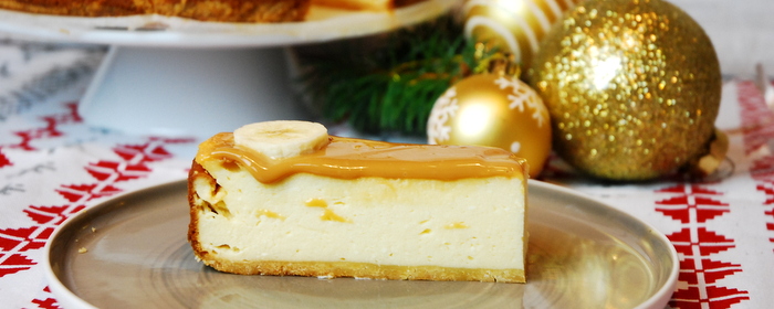Sernik śmietankowy z polewą karmelową i plasterkami bananów