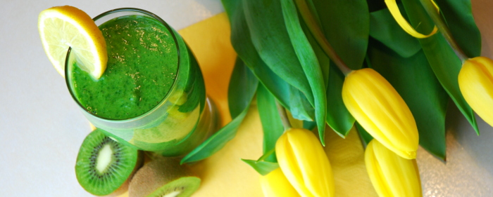 Smoothie ze szpinaku, kiwi i soku z cytryny i limonki
