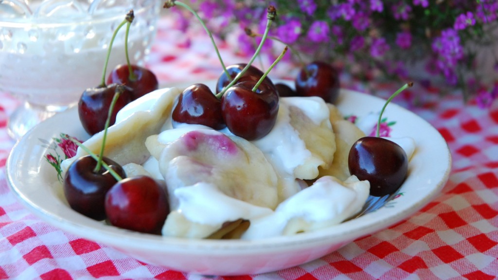 Pierogi z czereśniami z polewą jogurtowo-waniliową