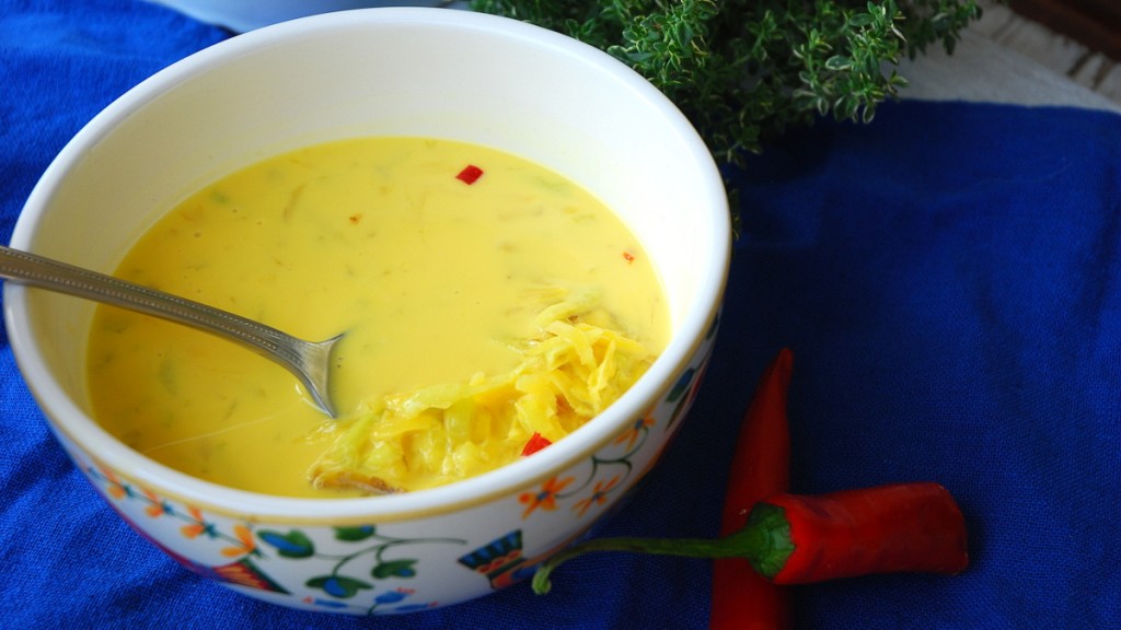 Chłodnik z pomarańczowych buraczków z papryczką chilli