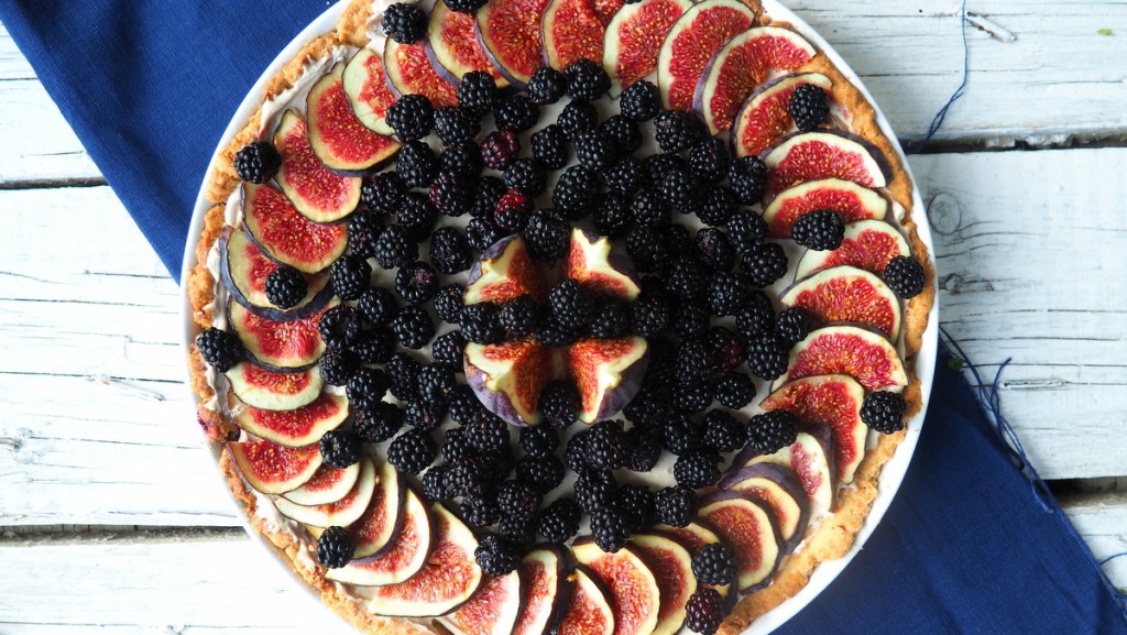 Tarta z kremem kawowym, figami i jeżynami