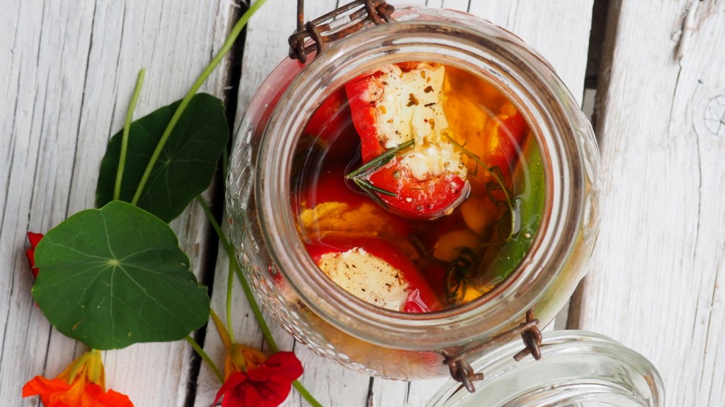 Papryki faszerowane serkiem Labneh w aromatycznym oleju z ziołami