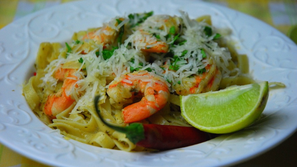 Tagliatelle z krewetkami i przyprawą kuchni kaukaskiej – Adżiką