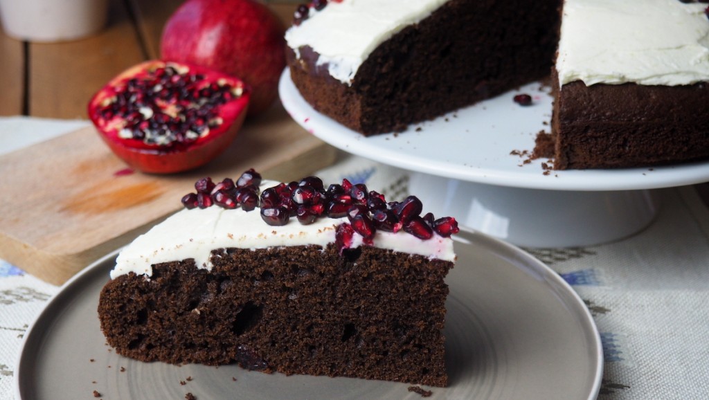 Ciasto mocno czekoladowe z mascarpone i granatem