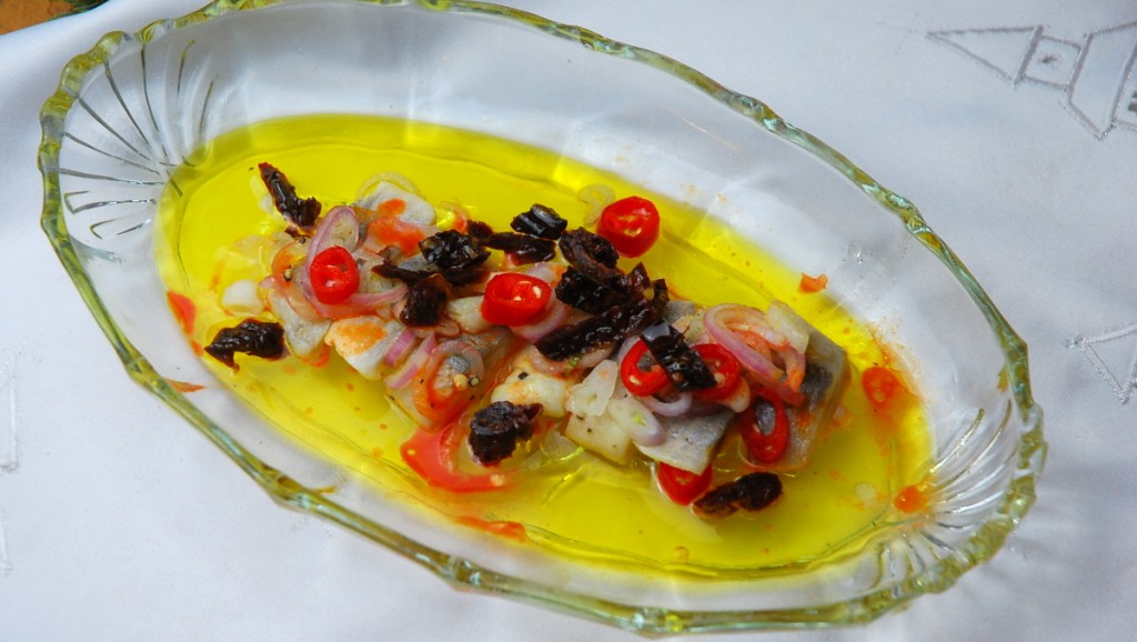 Śledzie z suszonymi pomidorami, papryczką chilli i olejem lnianym