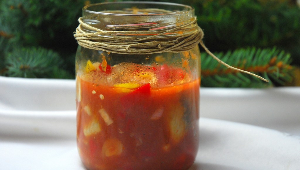 Pikantne śledzie z papryczką chilli i marynowaną papryką