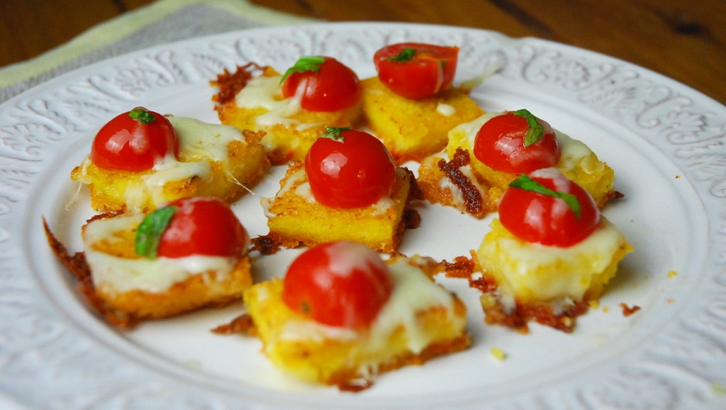 Koreczki z aromatycznej, pieczonej polenty z pomidorkami