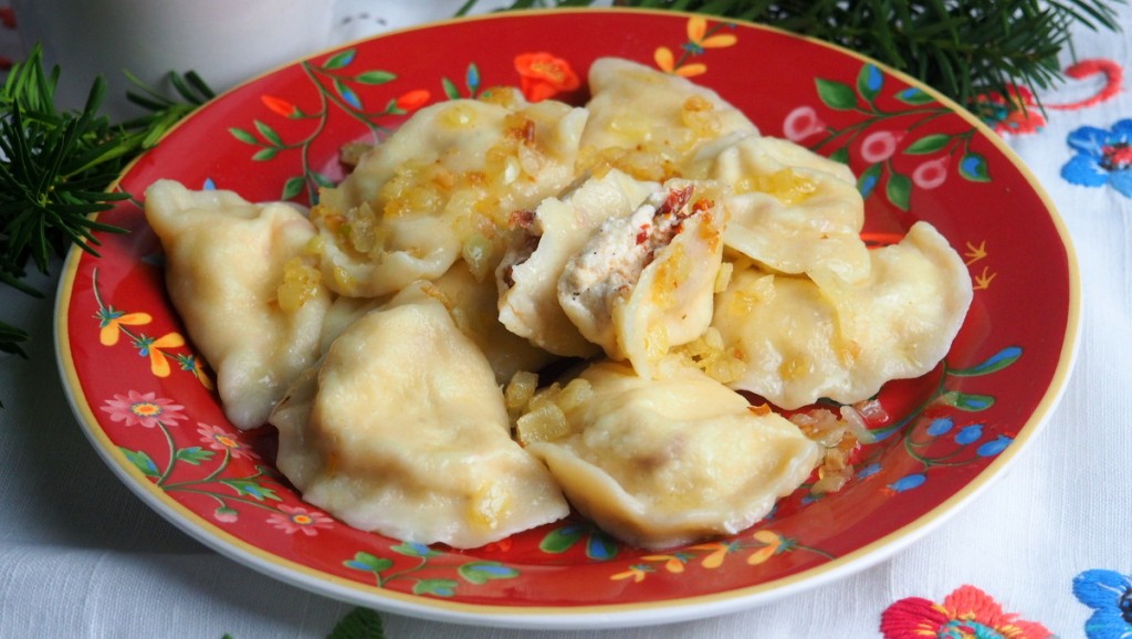 Pierogi z bryndzą i suszonymi pomidorami polane podsmażoną cebulką na maśle