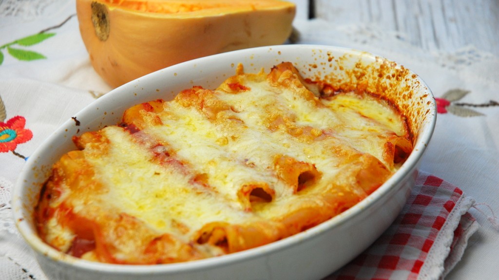 Canelloni z nadzieniem warzywnym zapiekane w sosie pomidorowym