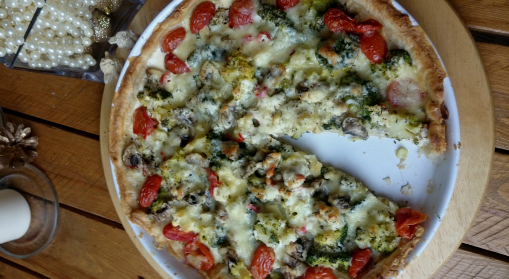 Tarta z pieczarkami, pomidorkami i z serem gorgonzola