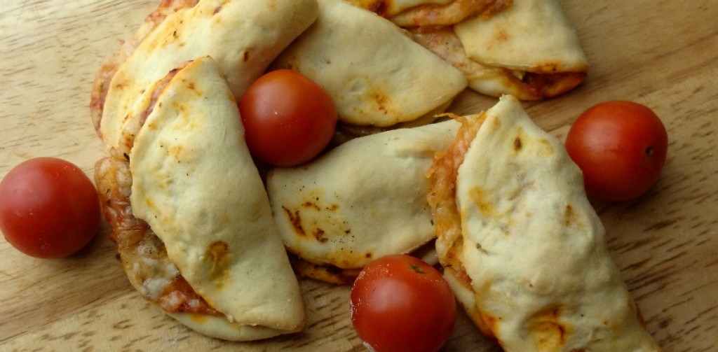 Pierożki pizzowe z cukinią, pomidorkami i serem mozarella
