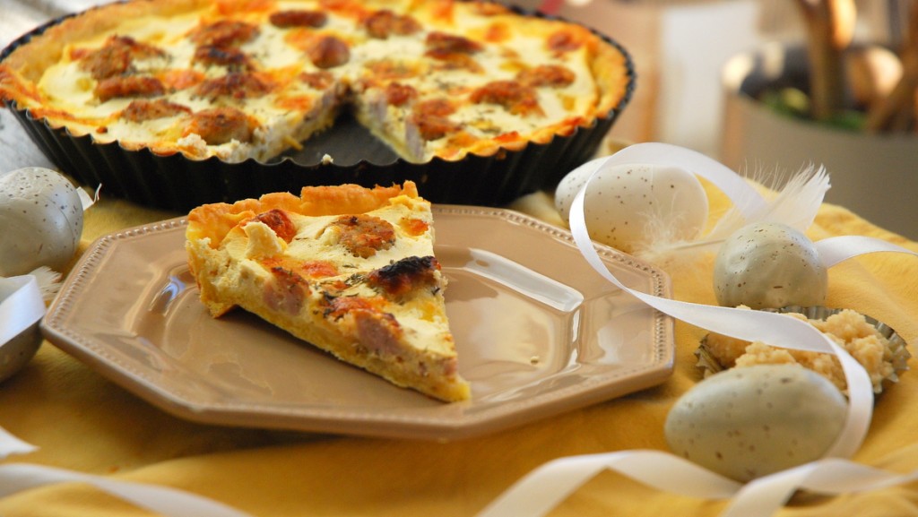 Tarta z białą kiełbasą i sosem chrzanowym