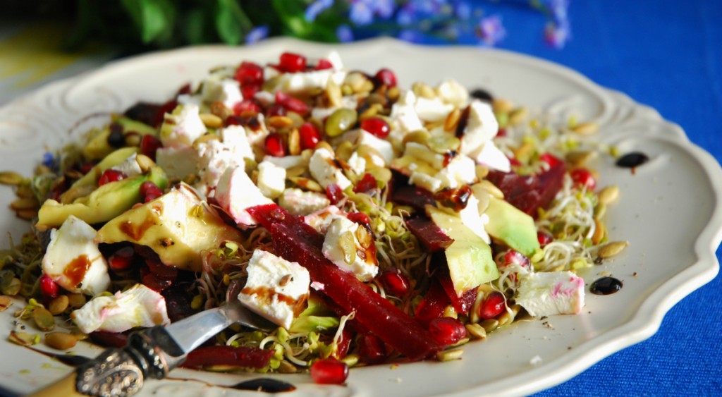 Wiosenna sałatka z kiełkami brokuła, buraczkami, awokado, serem feta skropiona olejem z pestek dyni i sosem balsamicznym