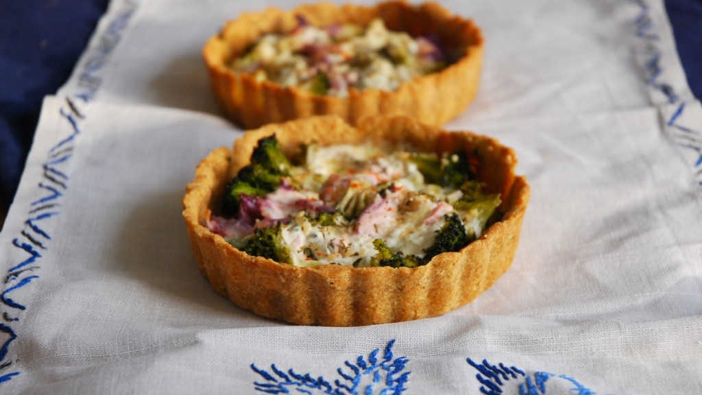 Tartoletki na spodzie orkiszowym z brokułami, serem gorgonzola i ziarnami sezamu