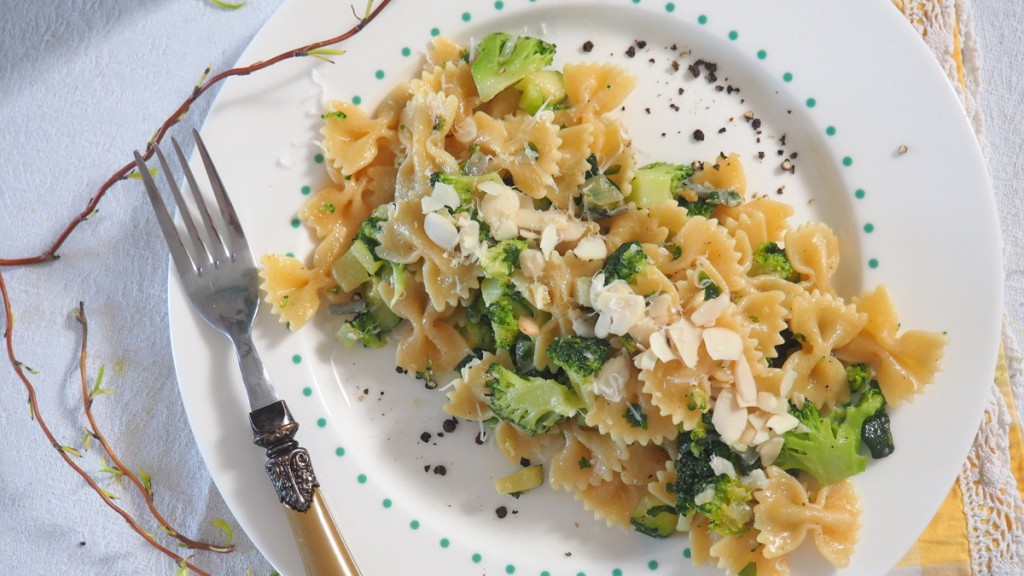 Farfalle z brokułami, cukinią w sosie z sera gorgonzola, posypane płatkami migdałów