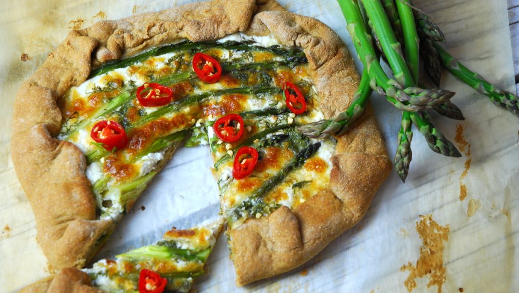 Tarta rustykalna ze szparagami
