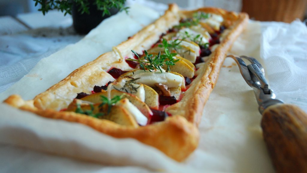 Tarta z ciasta francuskiego z buraczkami, jabłkiem i serkiem kozim