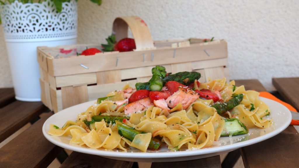 Tagliatelle ze szparagami, łososiem i truskawkami
