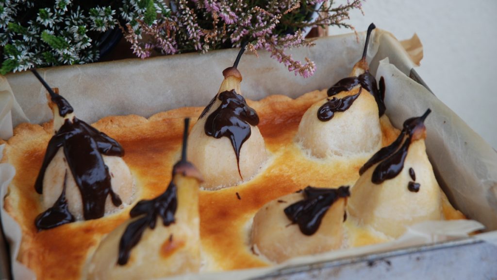 Tarta z kremem waniliowym i gruszkami