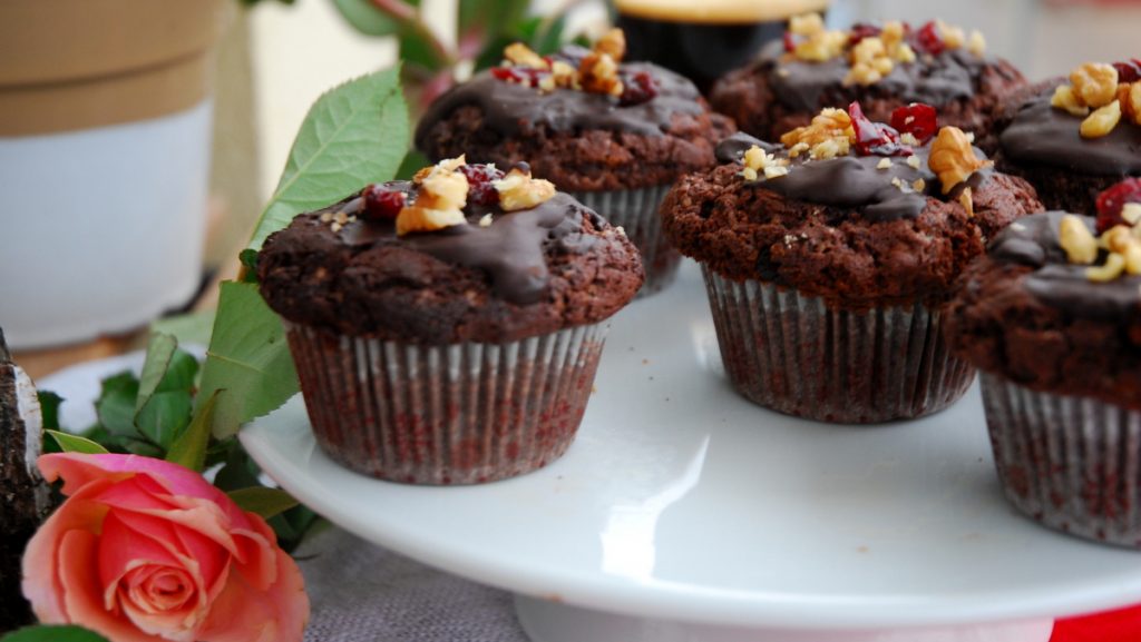 Czekoladowe, jaglane muffinki z  orzechami i żurawiną