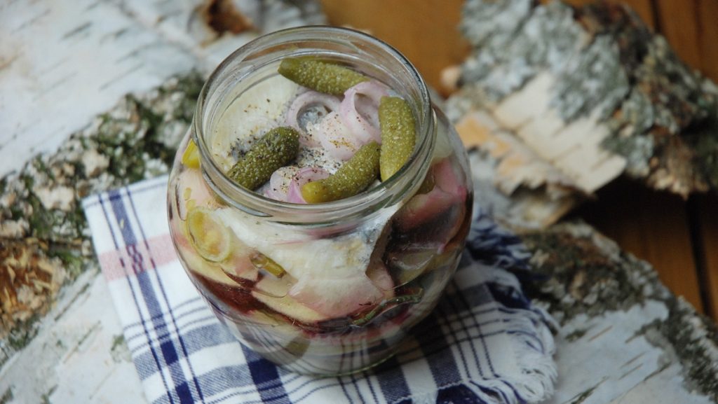 Śledzie układane warstwowo z marynowanymi buraczkami, jabłkiem, papryczką chilli