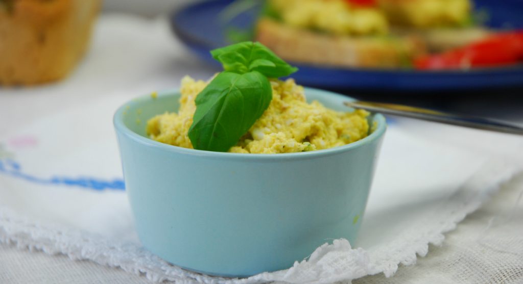 Pasta z parmezanem, prażonym sezamem i ziołami