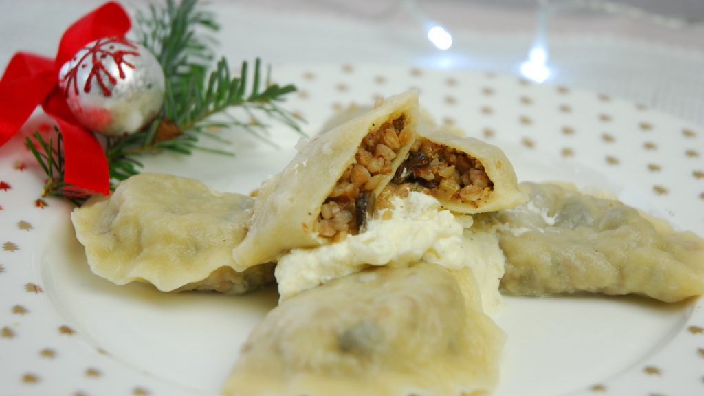 Pierogi z kaszą gryczaną, grzybami polane śmietaną z cebulką