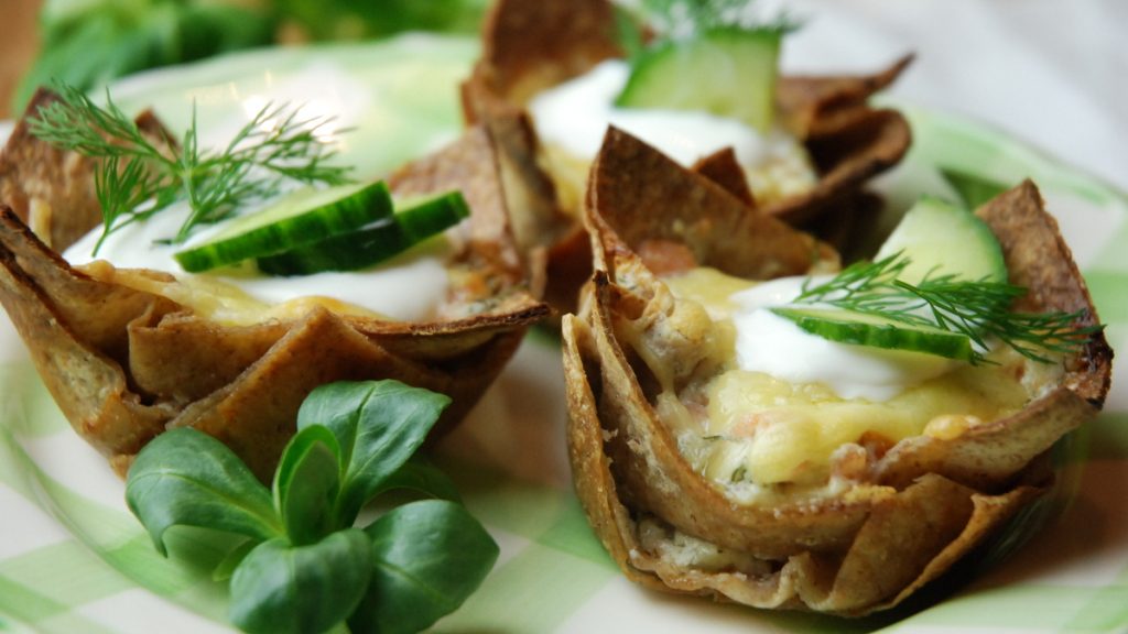 Kubeczki tacos z nadzieniem z łososia i fety