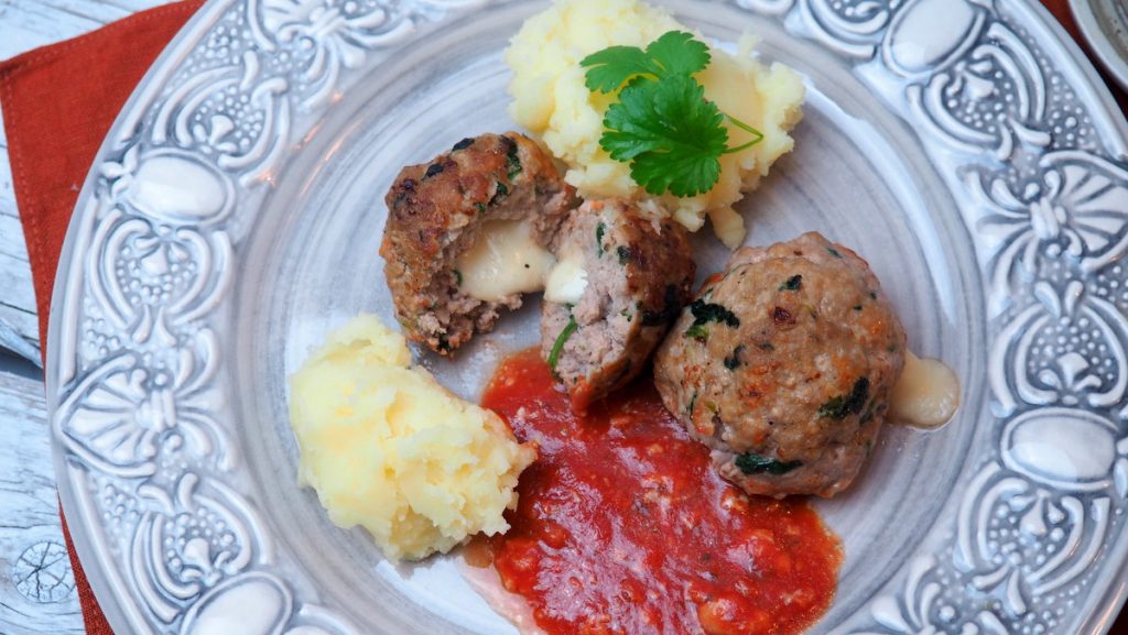 Frykadelki  z mięsa mielonego z mozarellą w sosie pomidorowym