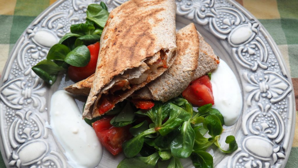 Tortilla z nadzieniem z indyka w pikantnym sosie