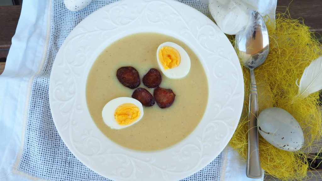 Zupa krem chrzanowa z jajkiem i kiełbasą