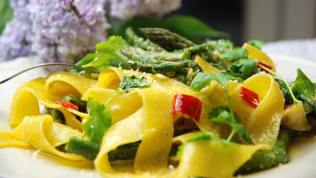 Tagliatelle ze szparagami, chilli, serem gorgonzola i kolendrą