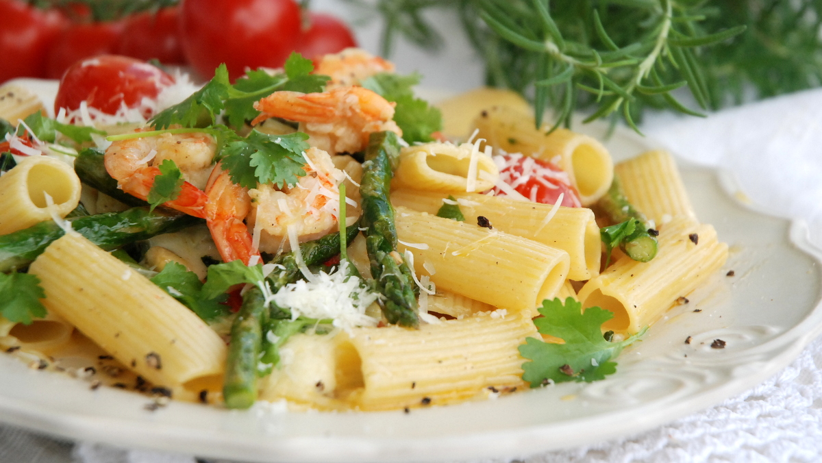 Makaron Rigatoni z krewetkami, szparagami i pomidorkami koktajlowymi