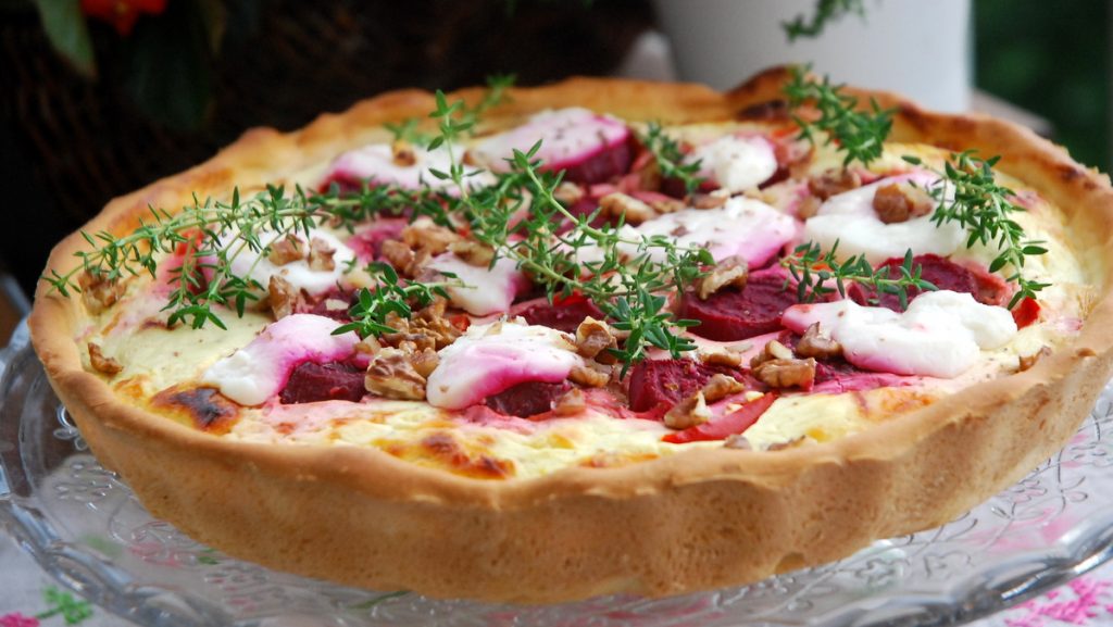 Tarta na cieście drożdżowym z buraczkami, serem kozim i orzechami