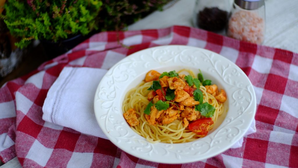 Makaron z łososiem w aromacie curry