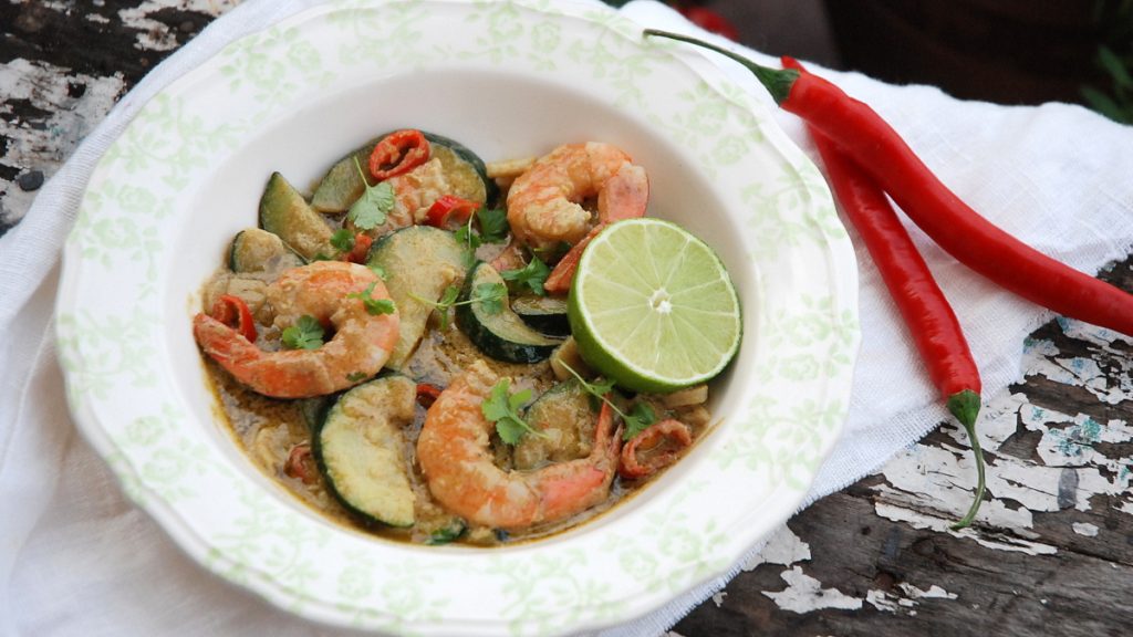 Krewetki w pikantnym, zielonym curry z cukinią