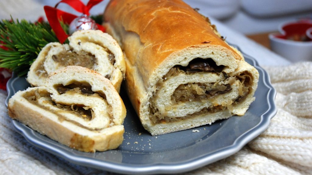 Wigilijny kulebiak z kapustą i grzybami