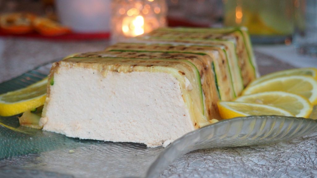 Mus z łososia z serkiem mascarpone w grillowanej cukinii