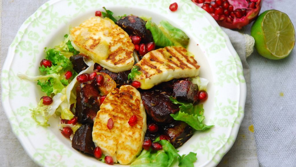 Pieczone buraki z grillowanym serem Halloumi