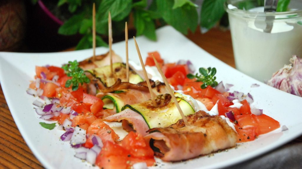 Grillowane roladki z cukinii i boczku z sosem z fety