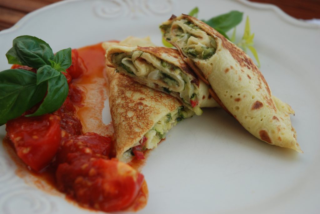 Naleśniki z cukinią, gorgonzolą w sosie ze świeżych pomidorów