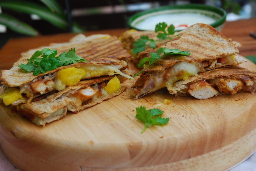 Quesadilla z kurczakiem i mango