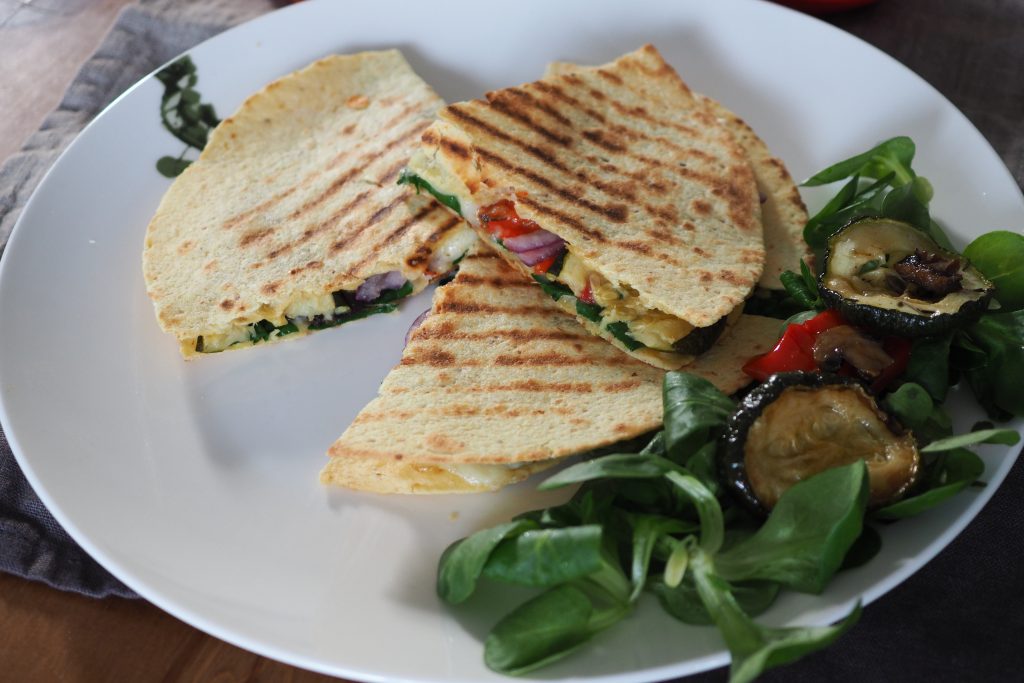 Quesadilla ze szpinakiem i pieczonymi warzywami