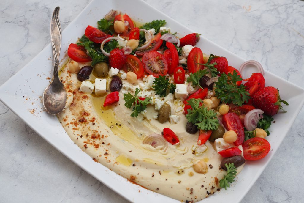 Tradycyjny hummus z różnymi dodatkami