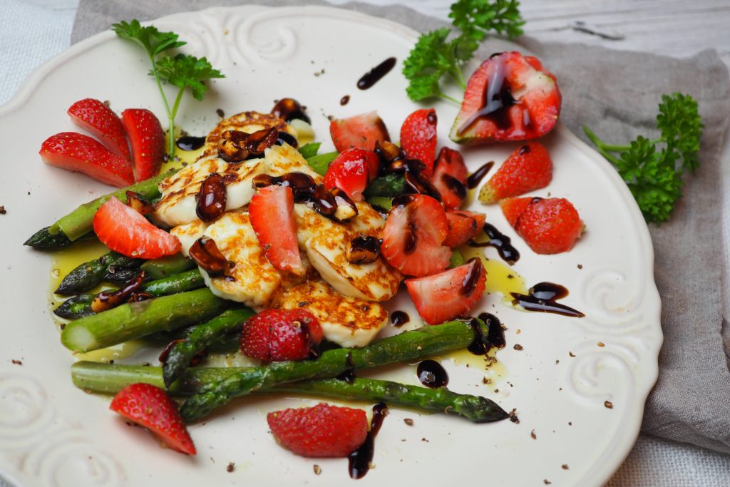 Grillowany ser Halloumi na szparagach z truskawkami, orzechami i balsamico