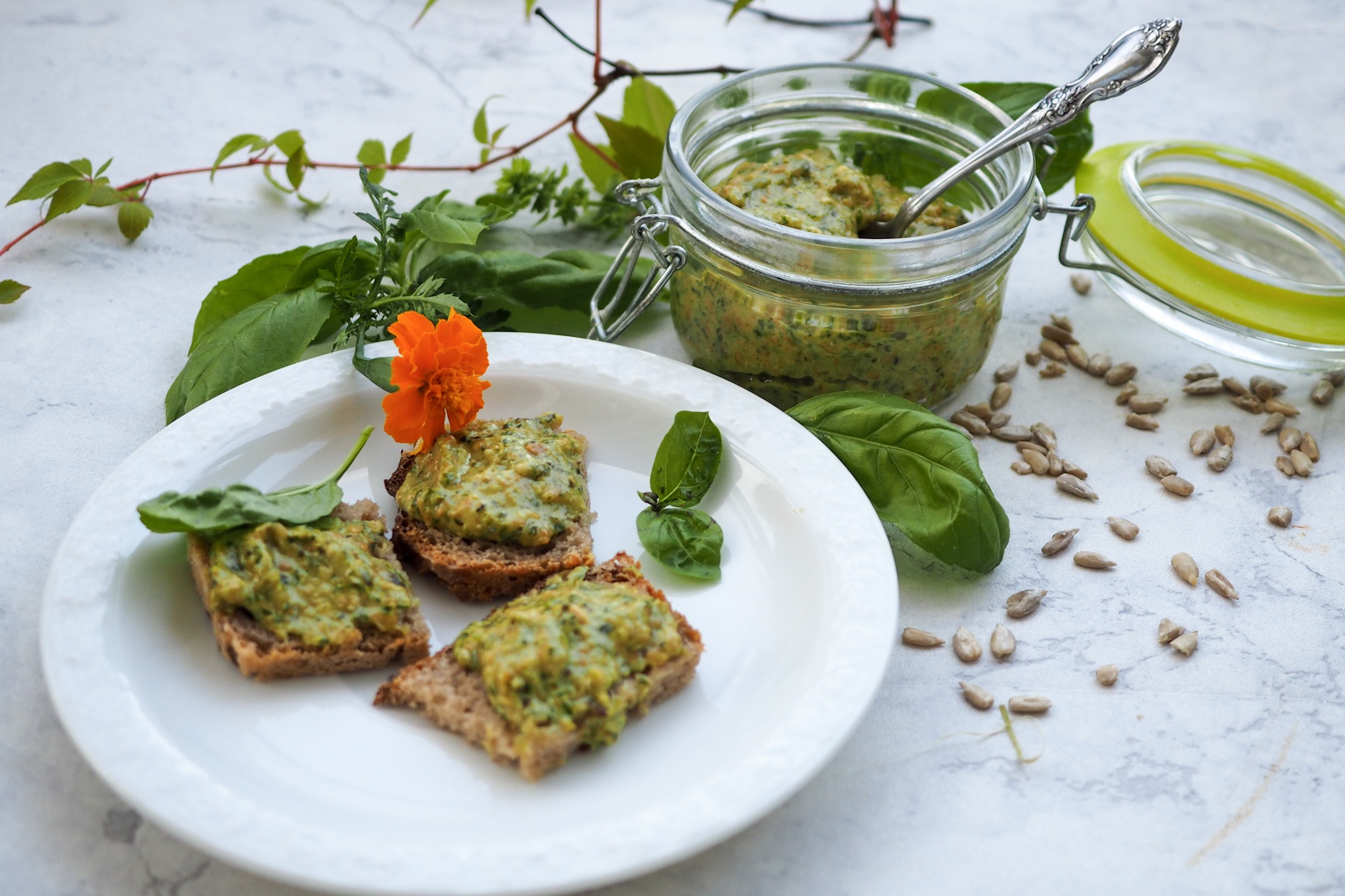 Pesto z natki pietruszki, bazylii i kolendry Kuchnia Breni