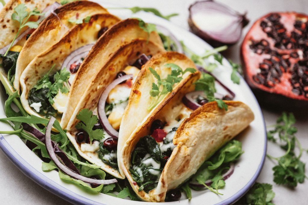 Tacos ze szpinakiem, serem feta, cieciorką, zapieczone z mozarellą