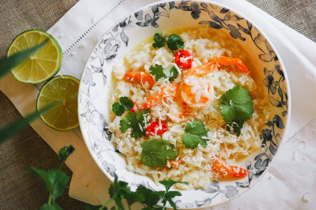 Kremowe risotto w maślano-limonkowym sosie z krewetkami, imbirem i kolendrą